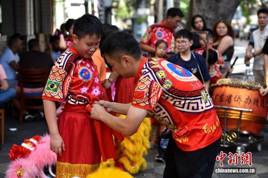 巴西首个“全华班”龙狮团:岭南流脉 南美传声