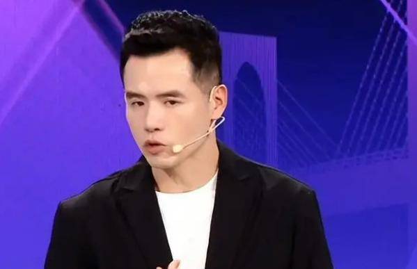 刘国正解说屡次上演神预言,轻描淡写点破比赛玄机,网友刷屏:干解说太可惜